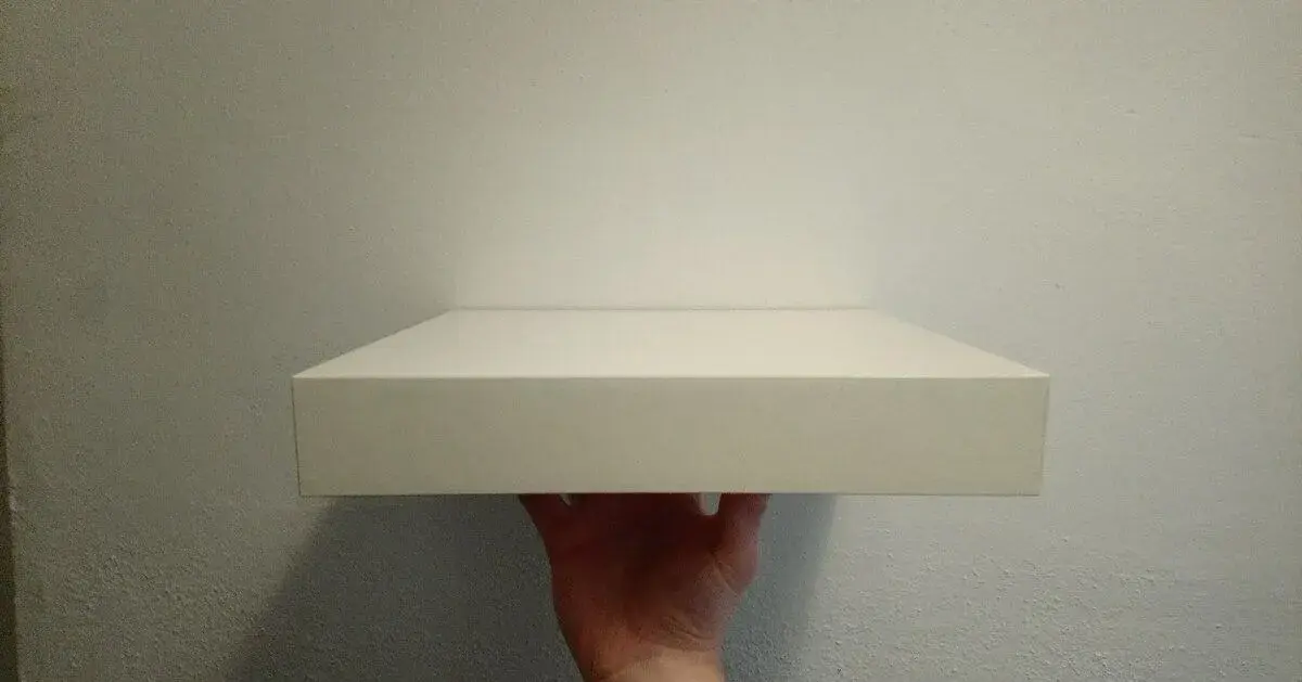 Jednoduchá bílá police IKEA LACK (asi 70 ks)