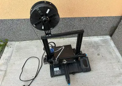 3D tiskárna Creality Ender-3 V2 + 3× PLA filament, funkční