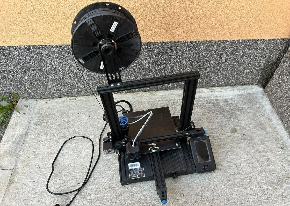 3D tiskárna Creality Ender-3 V2 + 3× PLA filament, funkční