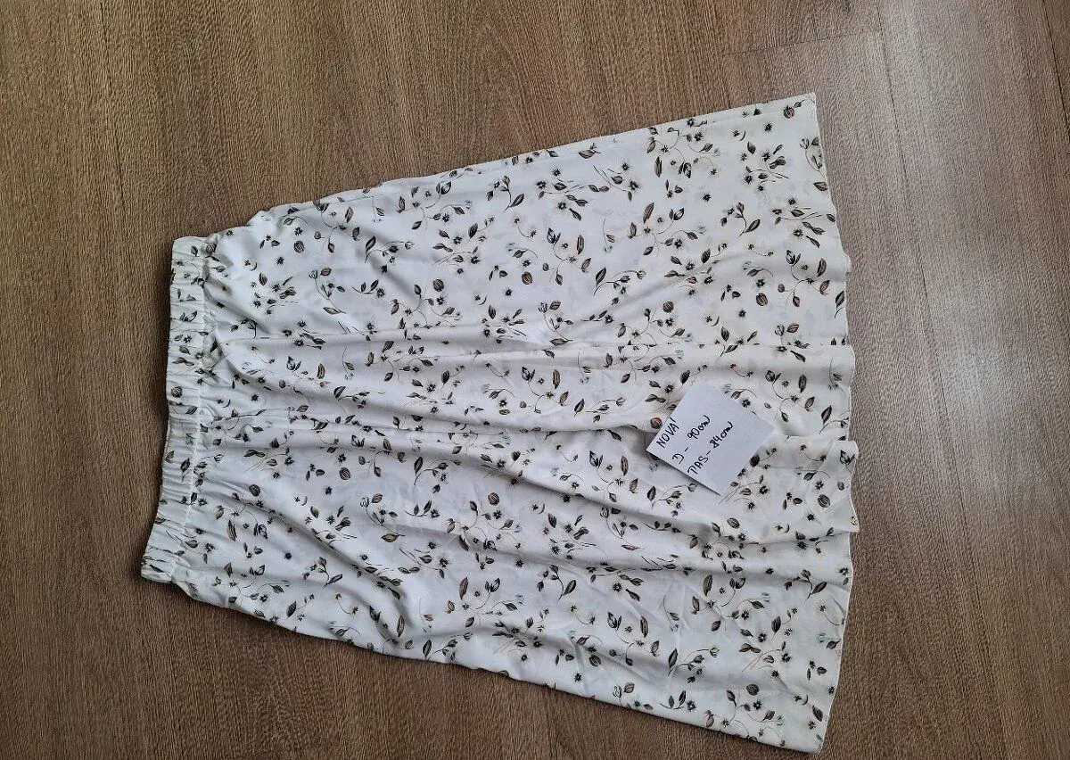 Krásná nová sukně. Odhaduji vel.xl-xxl Délka 90cm Pas 84cm P