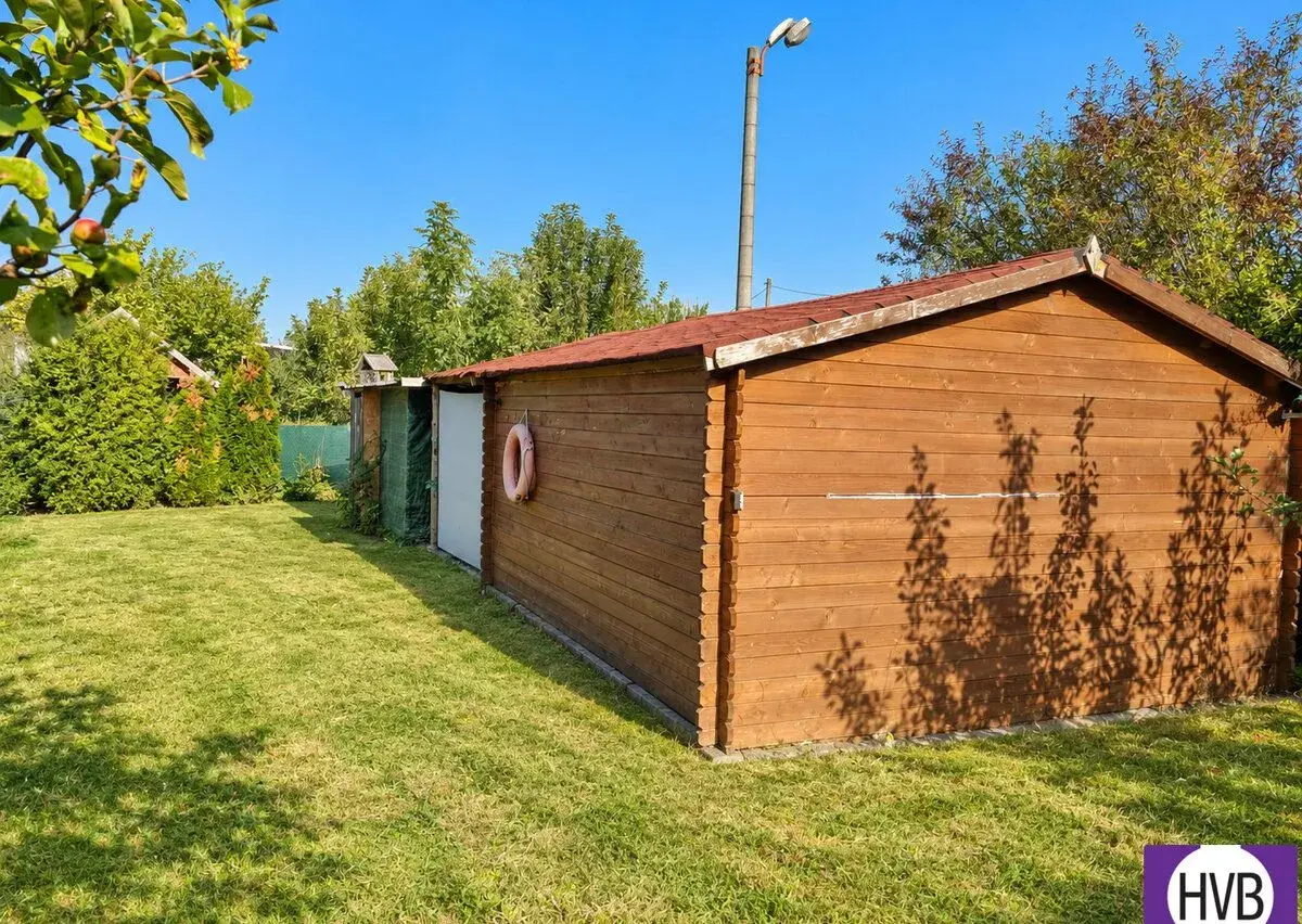 Pronájem skladových prostor 29 m2 s parkovacím místem, pozem