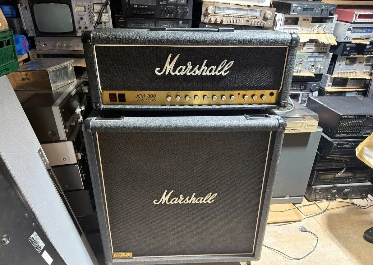 Marshall JCM800 Model 2205. Marshall Model 1960B (Lead 4x12