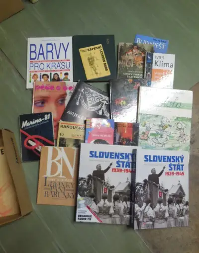 Krabice knih ze stěhování.