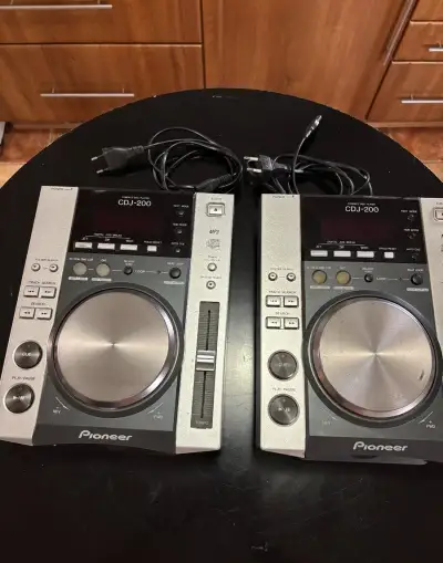 2x Pioneer CDJ-200