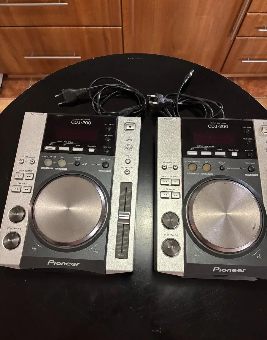 2x Pioneer CDJ-200