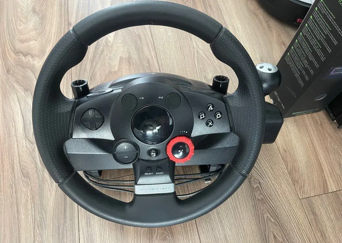 Logitech Driving Force GT ve velmi pěkném stavu.