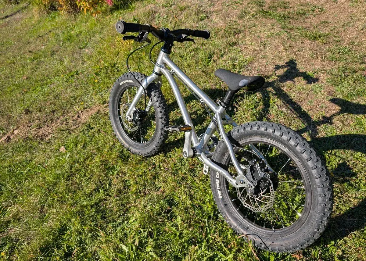 Earlyrider 16, řemen, kotoučové brzdy