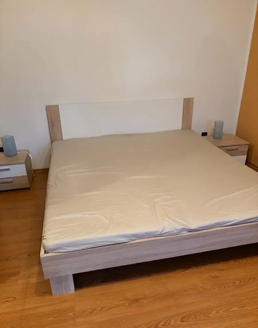 Manželská postel s matrací, nočními stolky a lampičkami