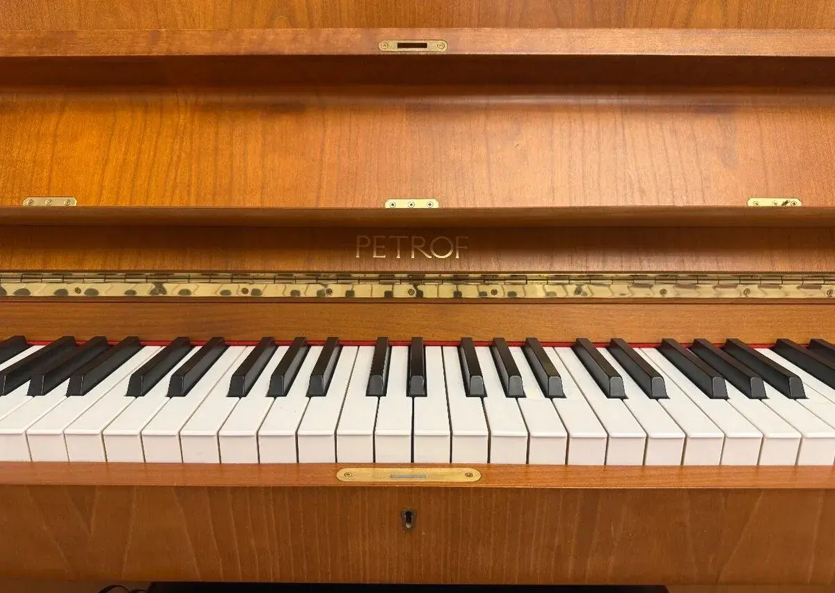 PETROF 125 F1 – pianino s modulem Korg pro tiché hraní