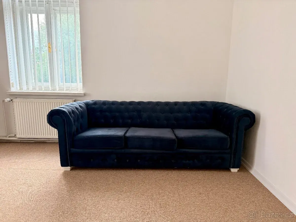 Tmavě modrá třímístná sedačka chesterfield