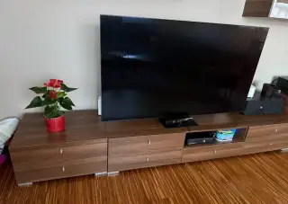 Poličky pod tv