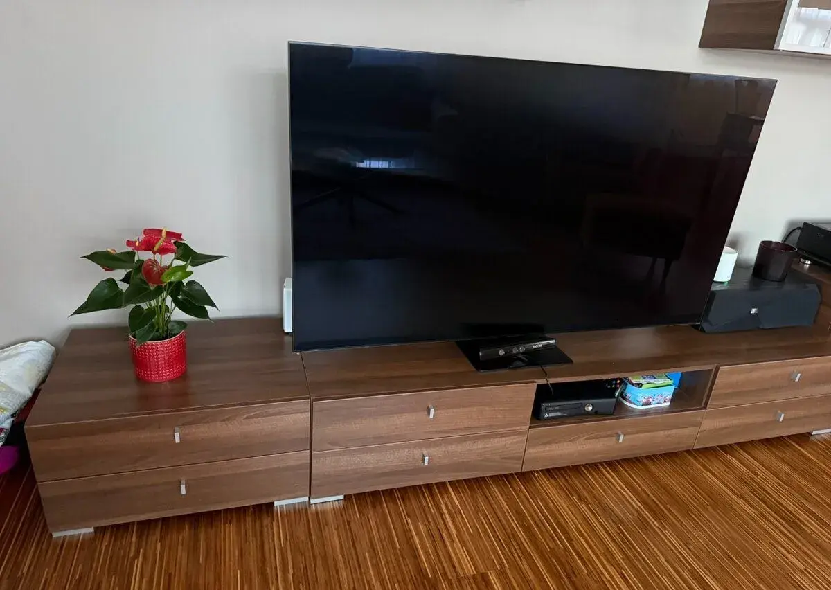 Poličky pod tv