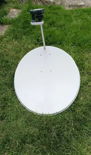 Satelitní parabola s LNB a držákem