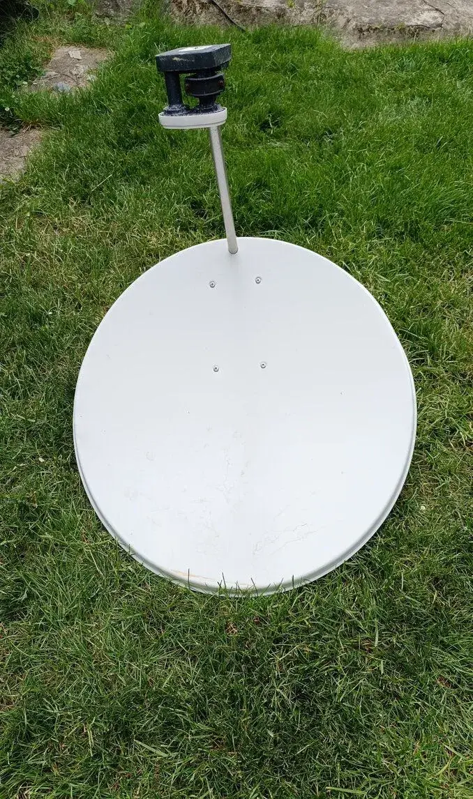 Satelitní parabola s LNB a držákem