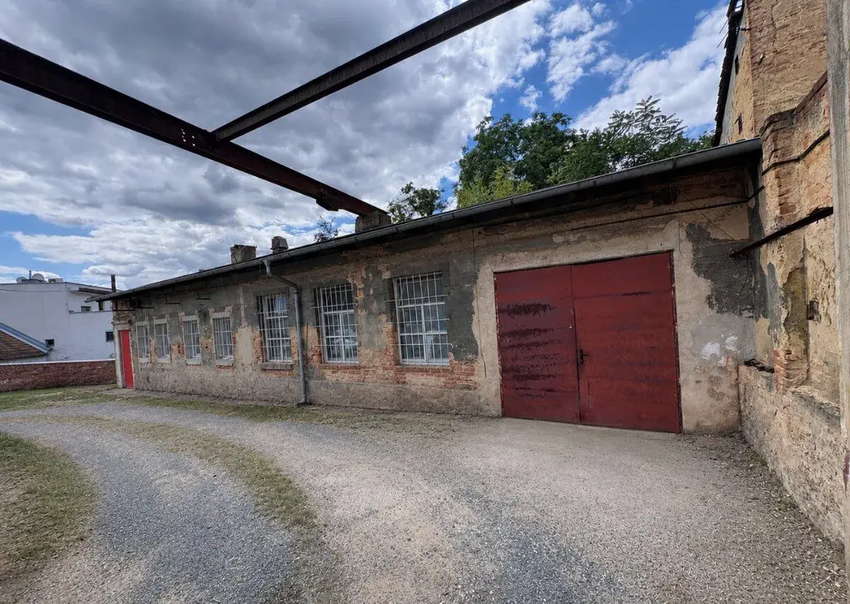 HALA 140m2 K PRONÁJMU – PRAHA 8, DAVÍDKOVA