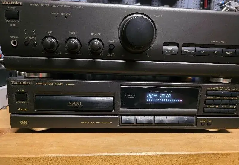 Sestava Technics. Zesilovač SU-500, CD SL-PG340