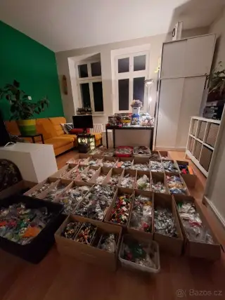 Lego - 100kg kostek a 533 figurek - roztříděné
