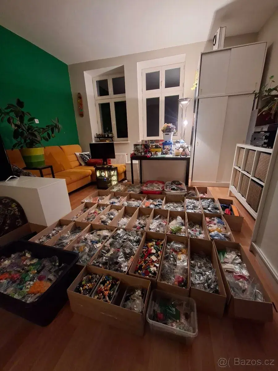 Lego - 100kg kostek a 533 figurek - roztříděné