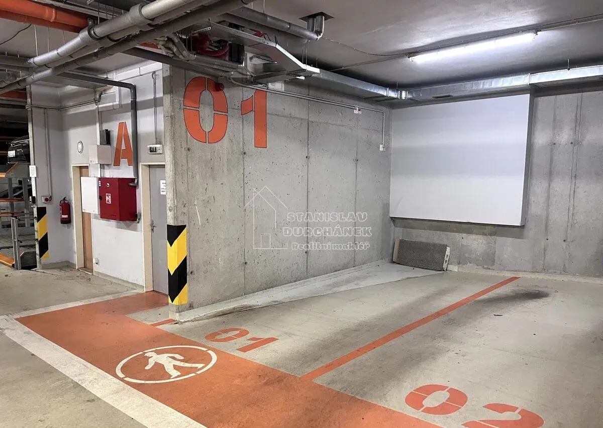 Pronájem garážového stání, Praha 6-Bubeneč, ulice Jednořadá