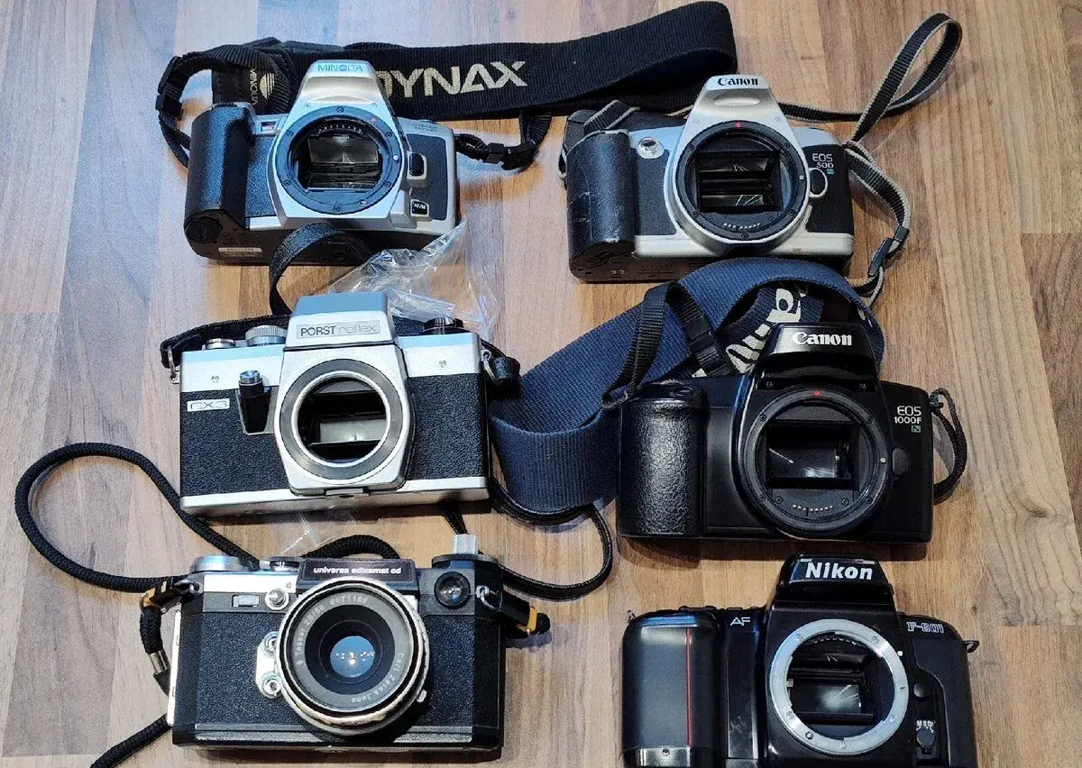 Konvolut kinofilmových zrcadlovek Canon, Nikon, Minolta.