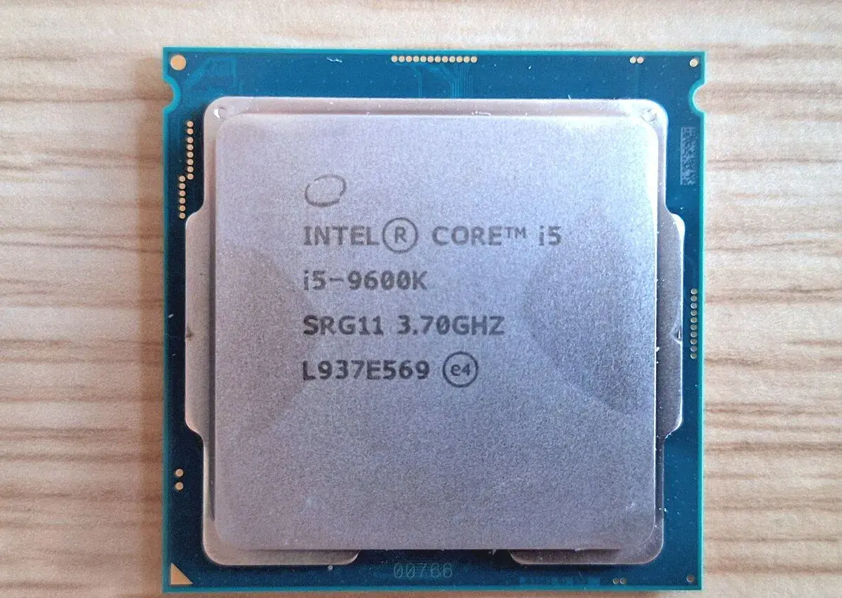 iIntel Core i5-9600K (3.7 GHz, socket LGA 1151) – plně funkč