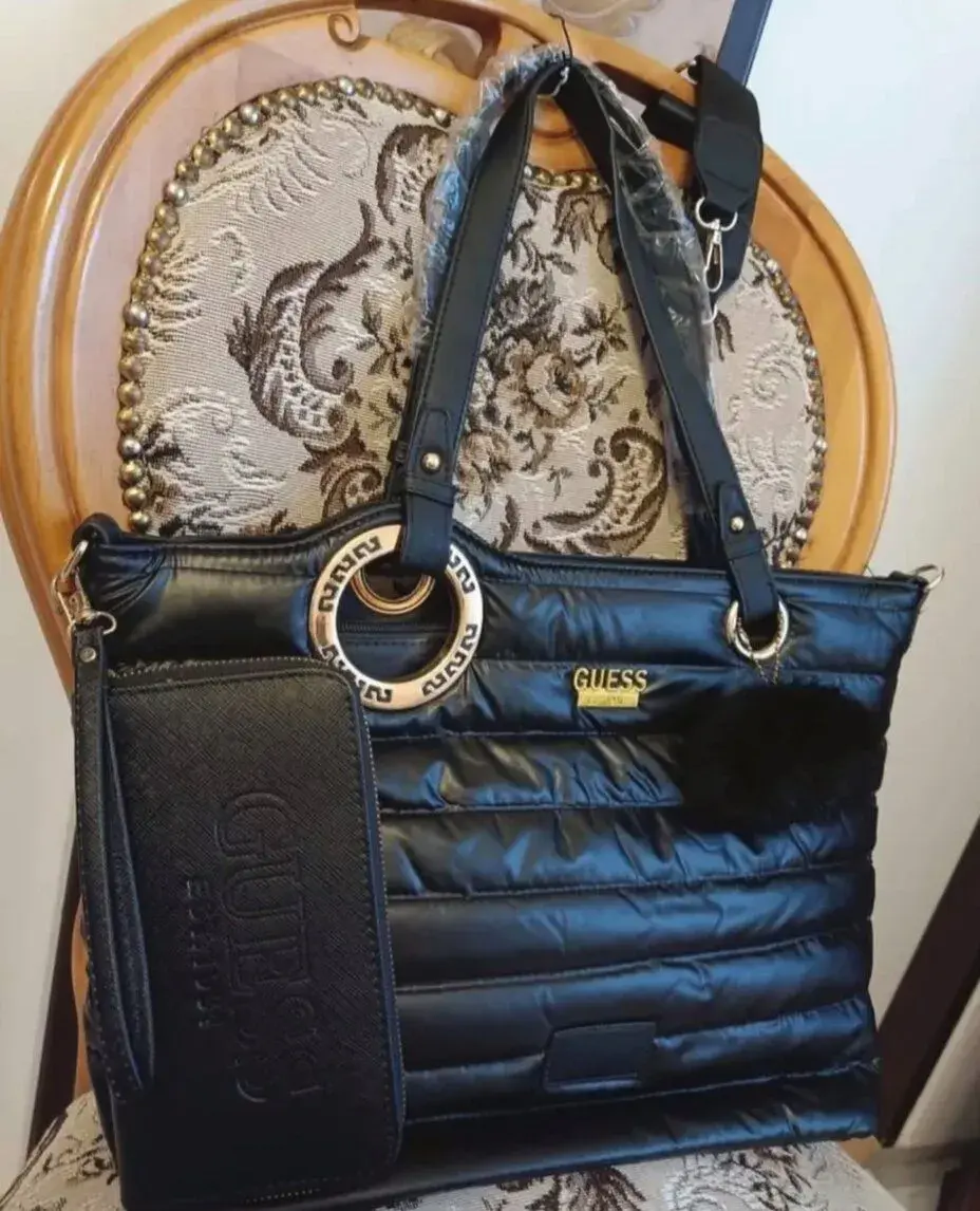 Kabelka Guess s peněženkou, 2 klíčenky a popruh zvlášť.