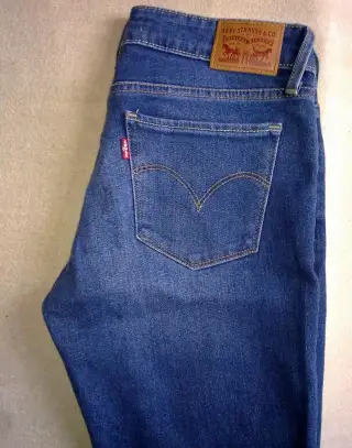 Levis 711