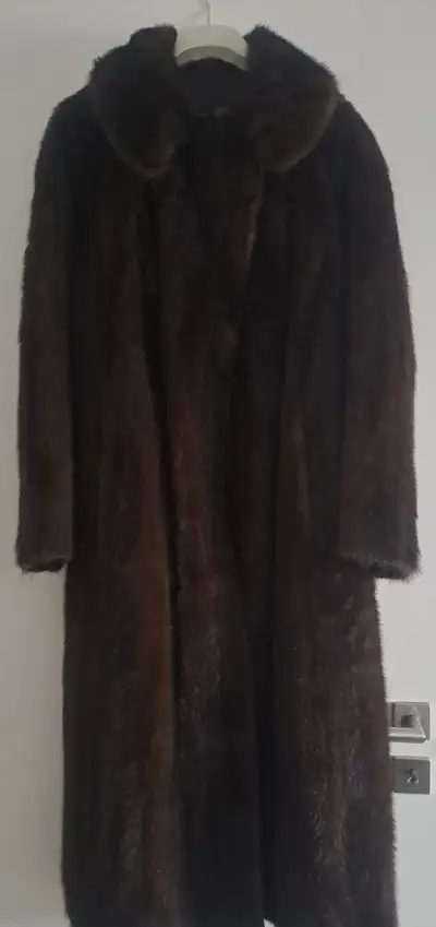 Hnědý norkový kožich.