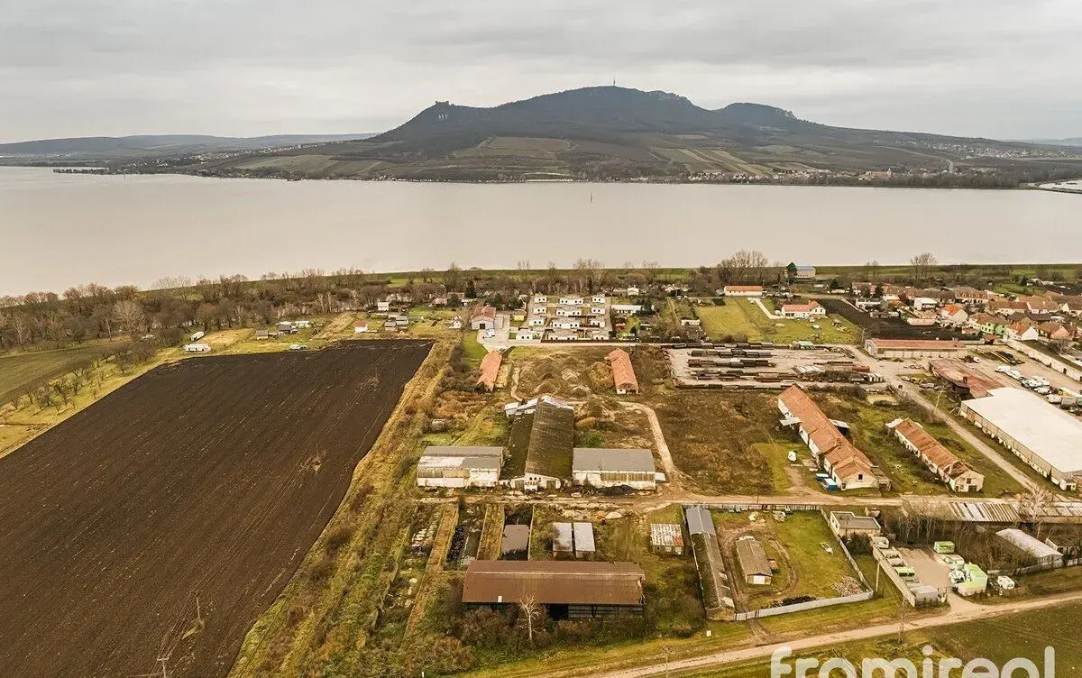 prodej komerčního areálu 9 422 m² - Strachotín, ev.č. 02110