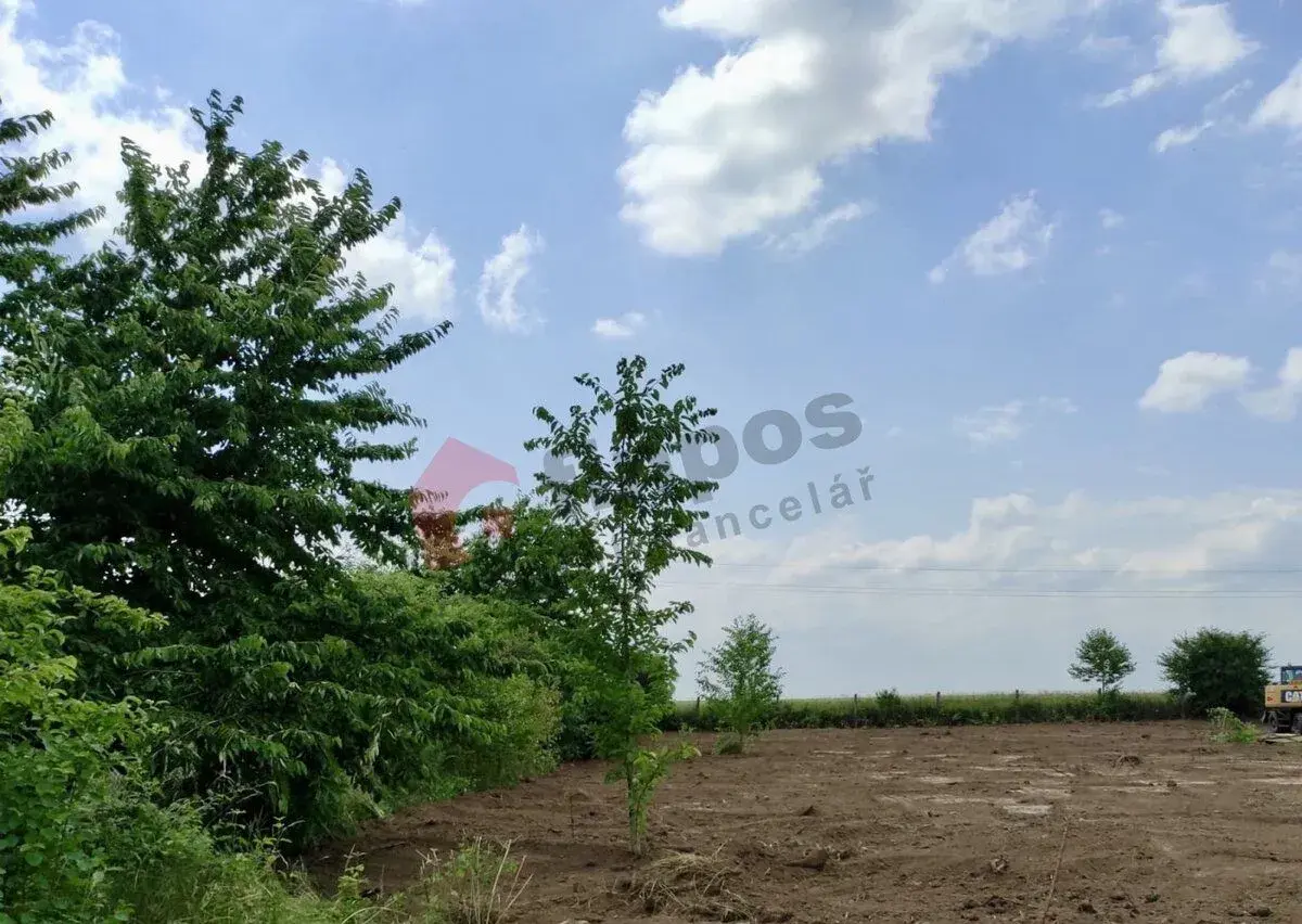 Pozemek 4174 m2, BV-plocha k bydlení, v obci Charváty u Olom
