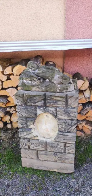 Starý pískovcový náhrobek