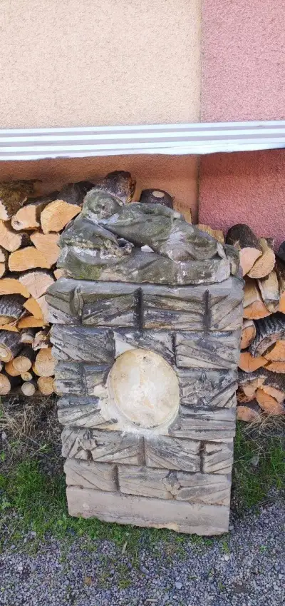 Starý pískovcový náhrobek