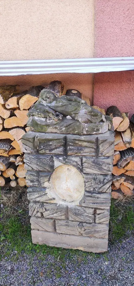 Starý pískovcový náhrobek
