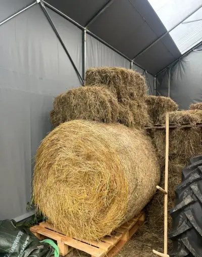 Klasický válcový balík sena
