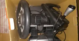 Herní volant MANTA v krabici, PS2 hry, Mobilni ovladac kabel