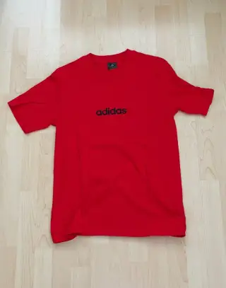 Adidas červené tričko velikosti M