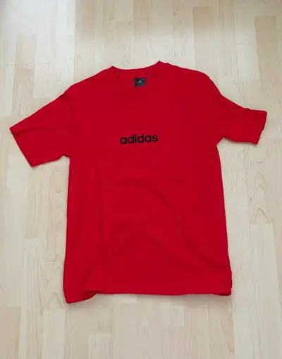 Adidas červené tričko velikosti M