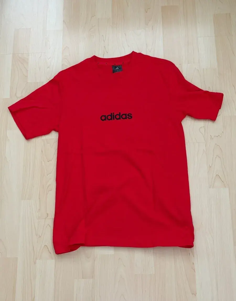 Adidas červené tričko velikosti M