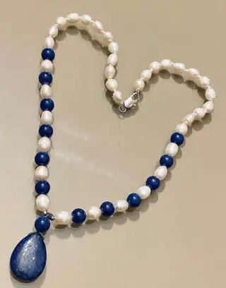 Náhrdelník z pravých perel 7-8 mm a lapis lazuli