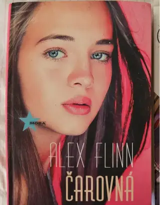 Čarovná, Alex Flinn, kniha.