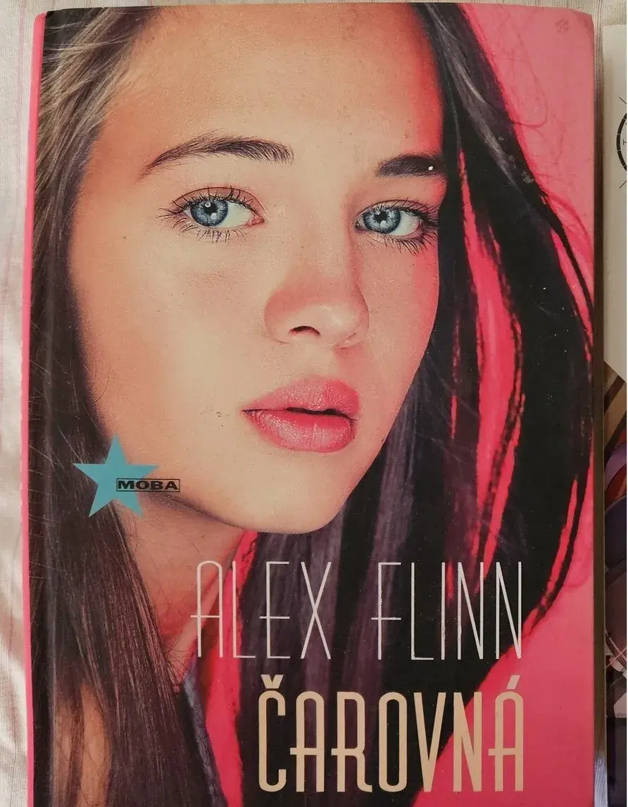 Čarovná, Alex Flinn, kniha.