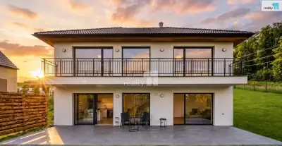 Moderní architektura, chytré technologie a klid na okraji le