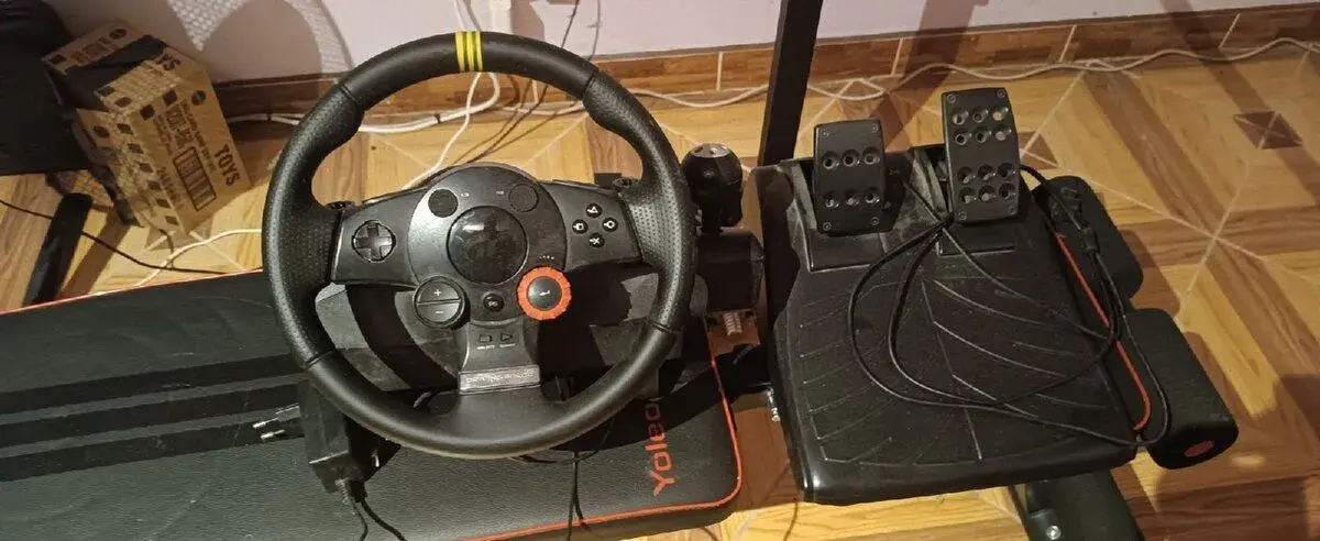 Logitech Driving Force GT (Volant a pedály)