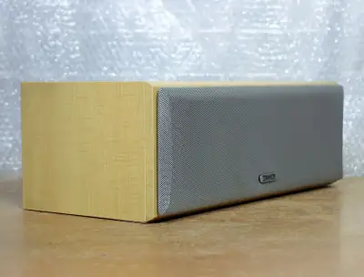 Centrální reprobedna Tannoy.