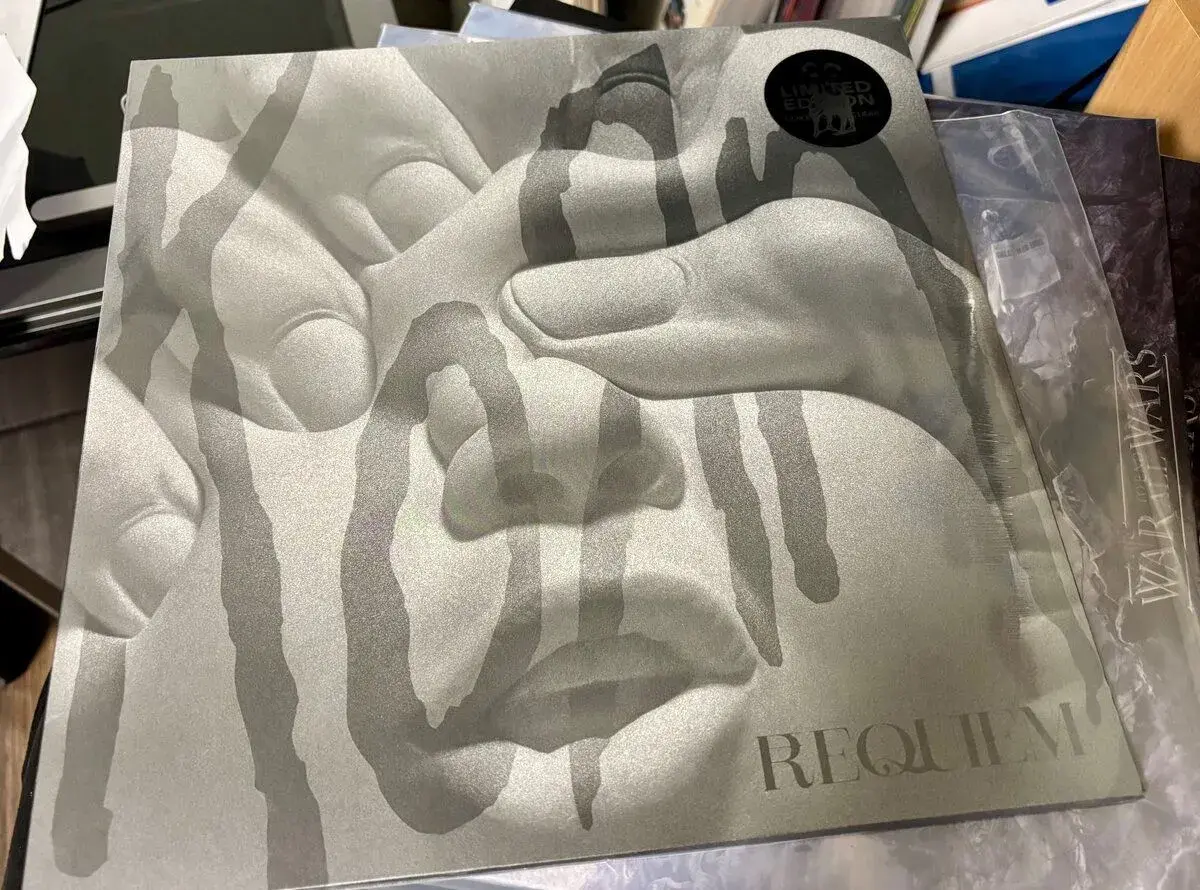 Limitovaný vinyl Korn Requiem - coke bottle clear