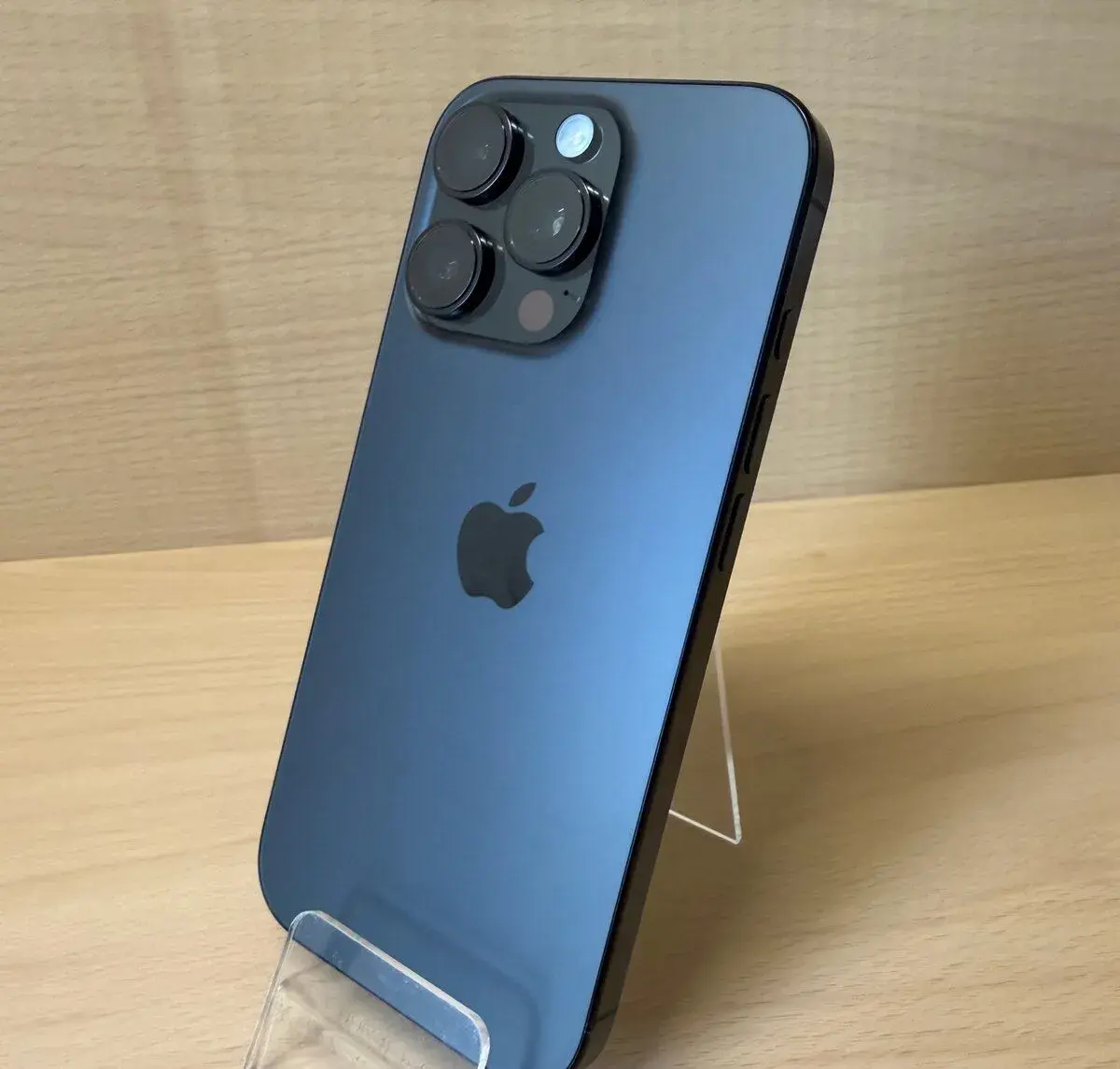 iPhone 16 Pro 256GB, černý Titan, eSIM (rok záruka)