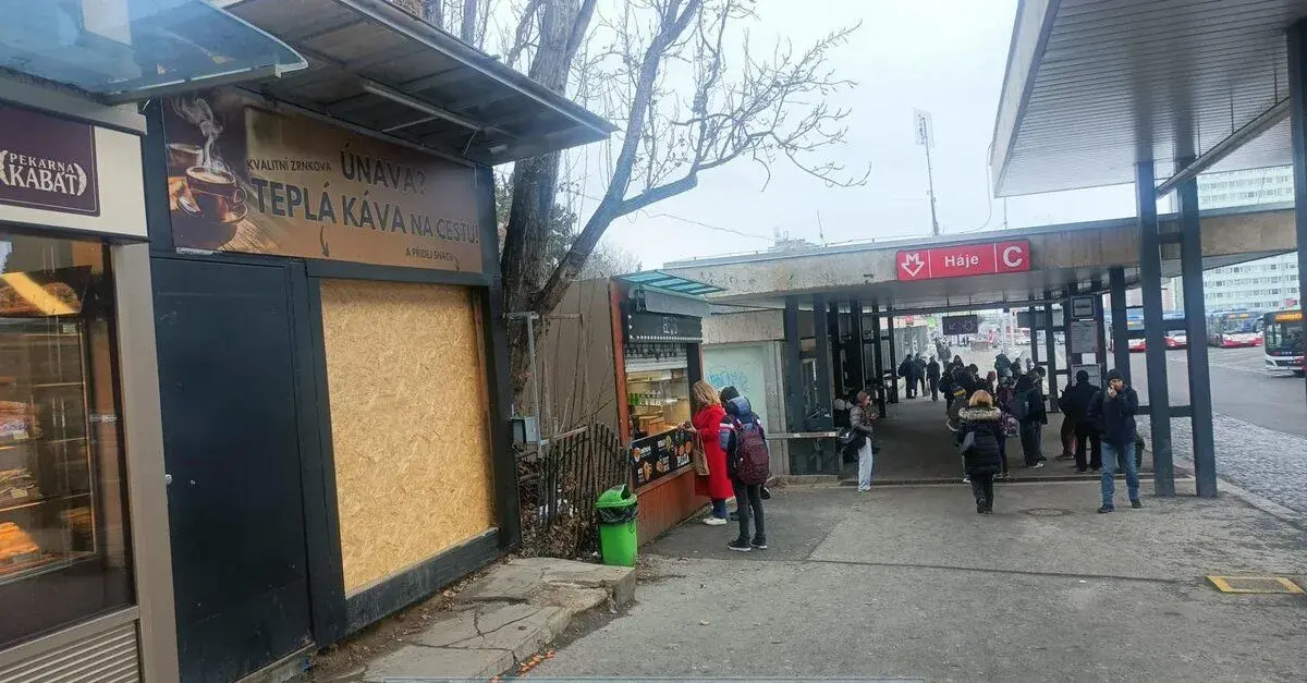 Prodejní stánek na metru Háje C DK00102AY