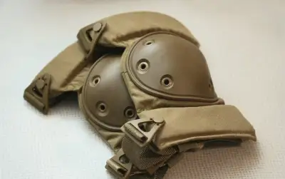 Chrániče kolen ALTA Contour LOK Coyote Brown