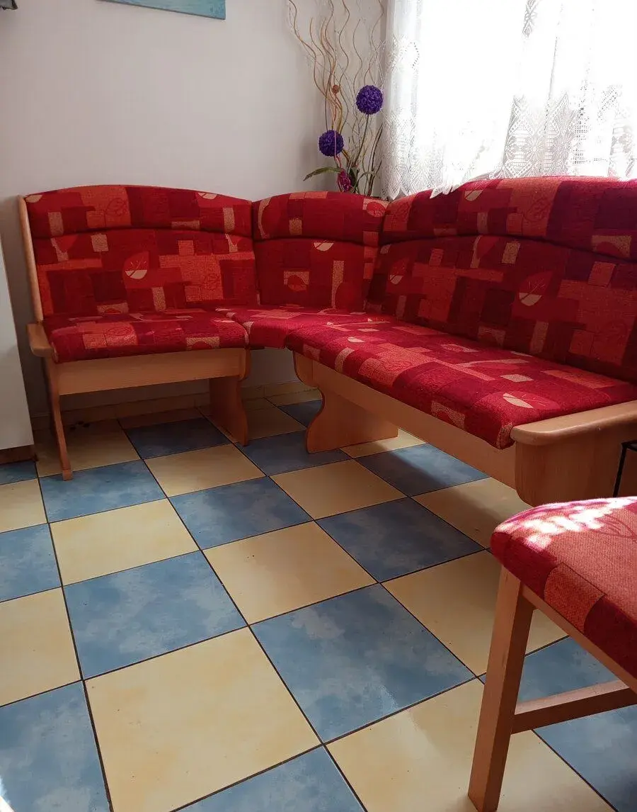 Rohovou lavici+ 2 židle