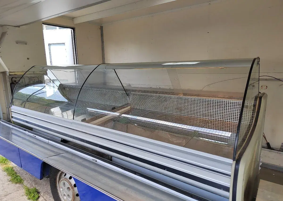 Obslužná chladicí vitrína COLD W-14 G – oblé sklo, 280 cm